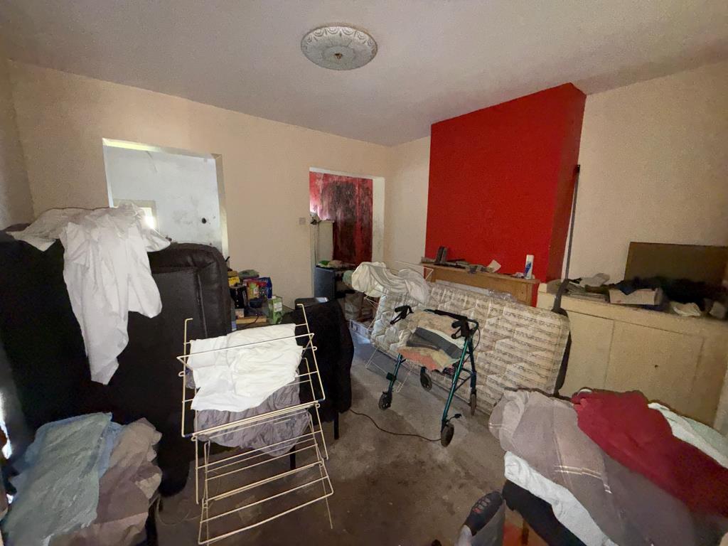 Lot: 41 - HOUSE FOR REFURBISHMENT - Dining room